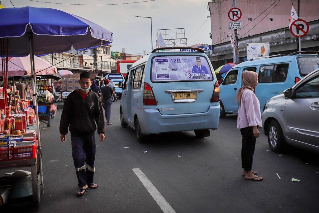 Foto: Ragam Alat Peraga Kampanye di Angkutan Umum Jelang Pemilu 3 Ragam Alat Peraga Kampanye di Angkutan Umum Jelang Pemilu 3