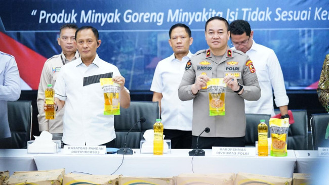 polri-ungkap-kecurangan-minyak-goreng-di-depok-ribuan-liter-disita